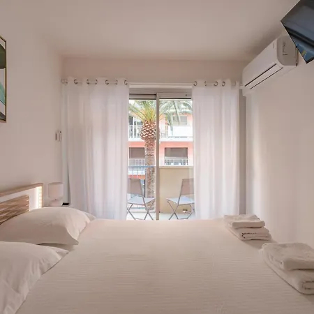 Appartement Magnifique Vue Mer Au Centre Du Lavandou *